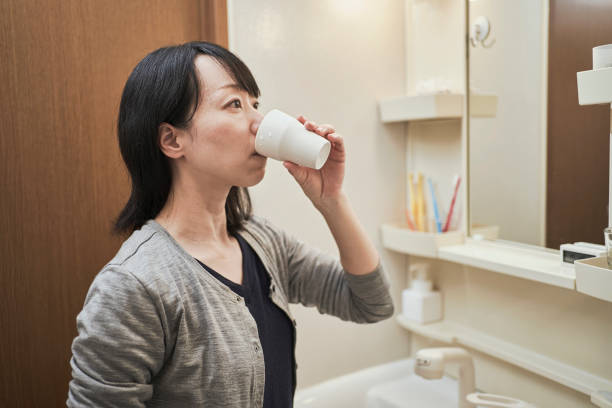 có nên súc nước muối sau khi bọc răng sứ 